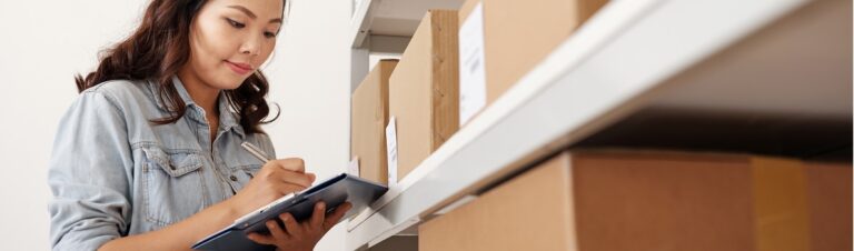 femme asiatique préparation colis e-commerce abonnement