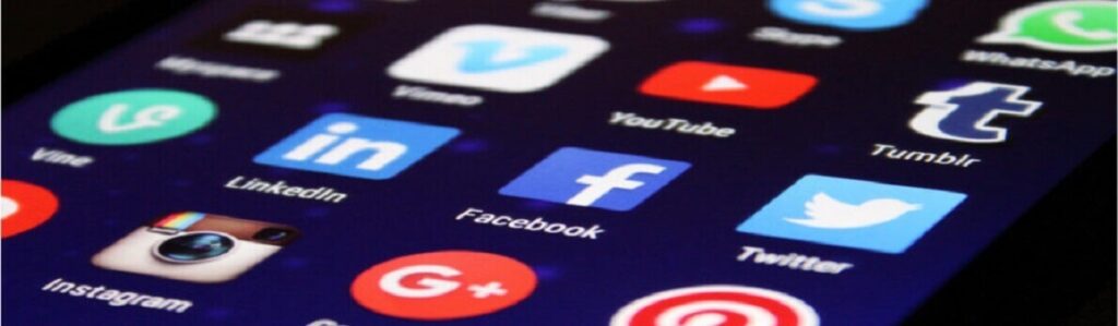 publicité réseaux sociaux écran téléphone application facebook linkedin